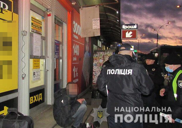 На Лесном массиве киевлянин побил женщину за отказ выдать ему кредит. 