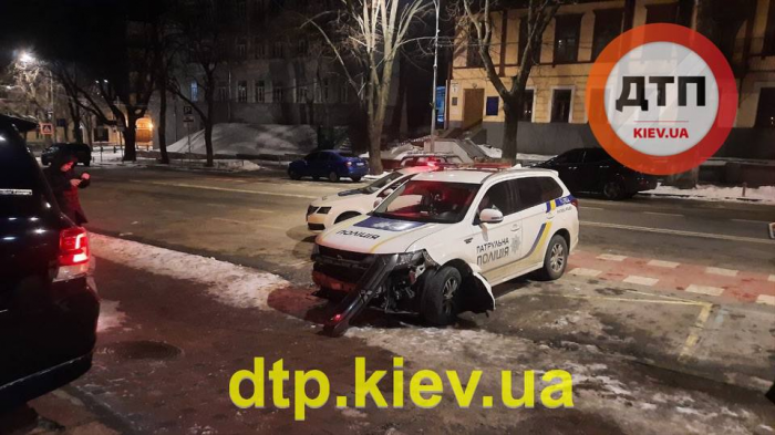 В центре Киева водитель устроил погоню с полицией и разбрасывался деньгами.