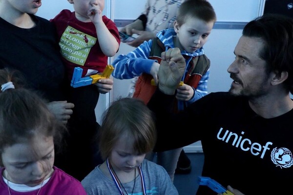Знаменитый актер Орландо Блум встречается с украинскими детьми в Молдове фото