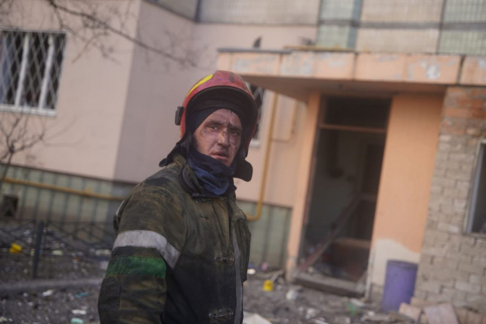 В Киеве осколки ракеты попали в жилой дом.