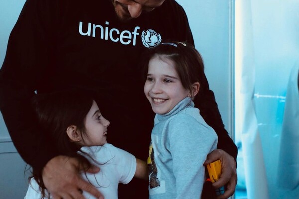 Знаменитый актер Орландо Блум встречается с украинскими детьми в Молдове фото 1