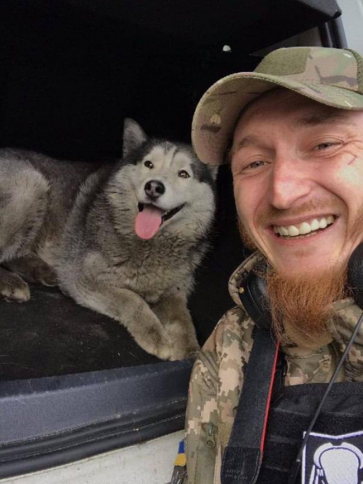 В Буче патрульные нашли в брошенной машине собаку и нашли для нее новый дом.