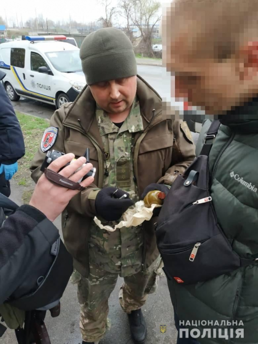 В Киеве мужчина ходил по городу с боеприпасами.
