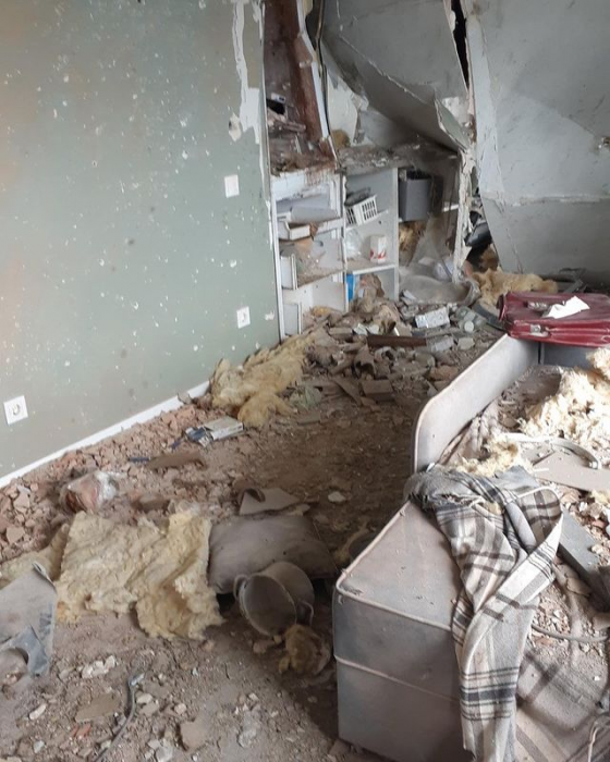 Певица Оля Цибульская показала разрушенный дом своих родителей в Ирпене.