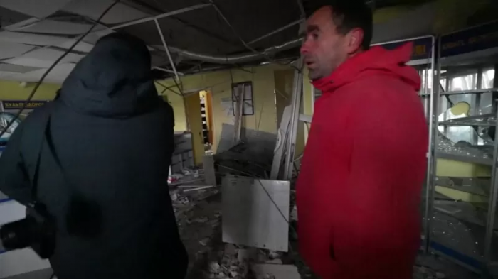 Житель Бородянки показывает собственное разрушенное помещение.