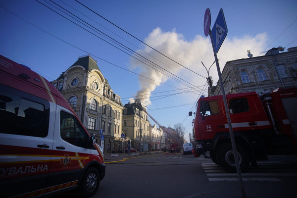 
Унаслідок обстрілів у Києві загорілася адміністративна будівля та гаражі – фото 