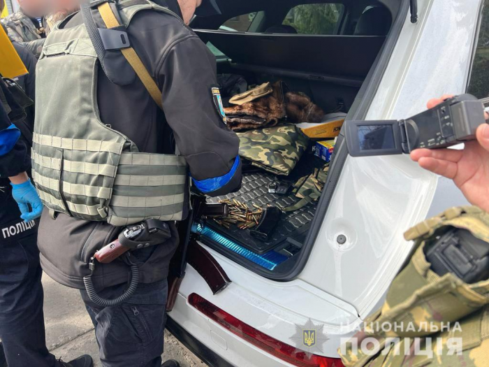 В Киеве группа мужчин угрожала полиции оружием.