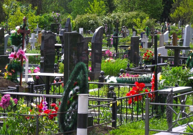 Поминальные дни 2022: можно ли идти на кладбища в период военного положения. 