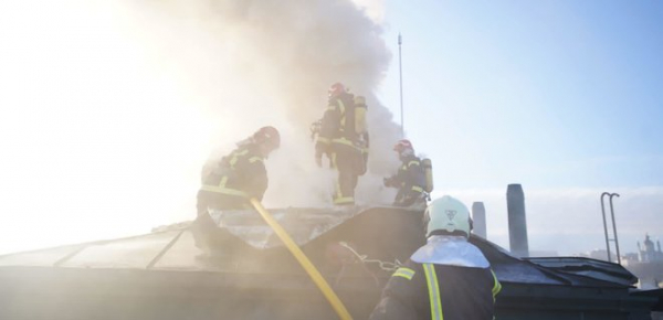 
Унаслідок обстрілів у Києві загорілася адміністративна будівля та гаражі – фото 