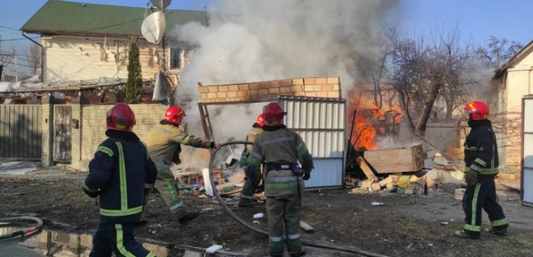 
Окупанти обстріляли Київ: пошкоджено будинки у двох районах, є постраждалі – фото, відео 