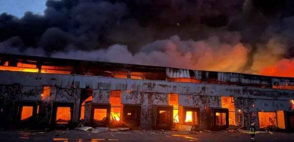 
У Київській області після обстрілу спалахнув цех з виготовлення рибної продукції 