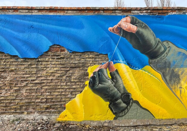 В Киеве появился новый мурал с украинским флагом 