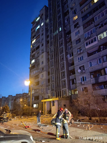 
У Києві внаслідок падіння залишків збитої ракети сталося руйнування та загоряння у багатоповерхівці 