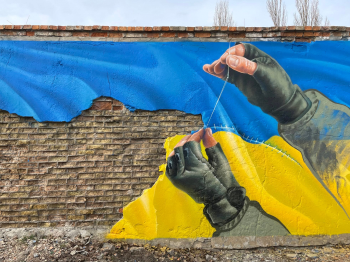 В Киеве появился новый мурал с украинским флагом
