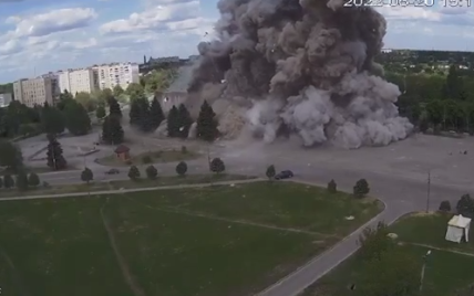  Ruined Cultural Center and Seven People Injured: Zelenskyi Shared a Video of Russian Missile Strike on Lozova 
