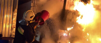 В Киеве ночью сгорели два грузовика
