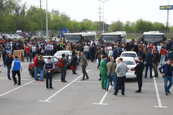 В Запорожье приехала колонна эвакуированных с завода &quot;Азовсталь&quot; в Мариуполе фото 9