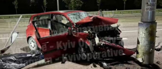 В Киеве легковушка влетела в столб: водитель погиб