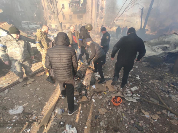 
Обновлено. Россияне обстреляли жилой квартал в Подольском районе Киева – фото, видео 