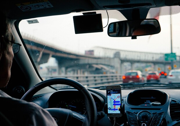 В Киеве снова заработала служба такси Uber - фото: Dan Gold/Unsplash