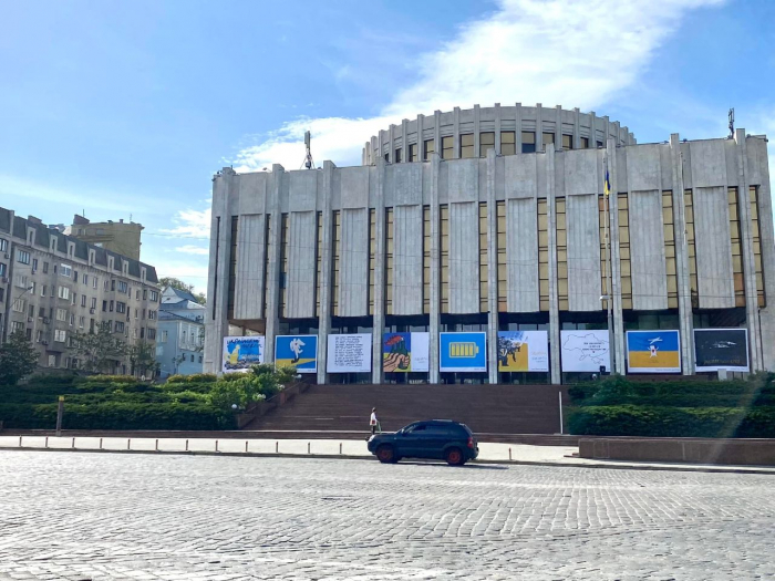 На фасаді Українського дому у Києві презентували виставку плакатів, створених під час війни