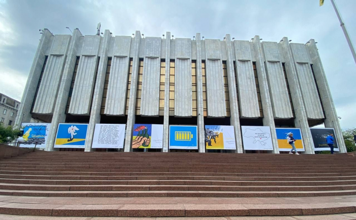 Протягом місяця перехожі мають змогу побачити 9 плакатів українських митців. Фото: Український дім
