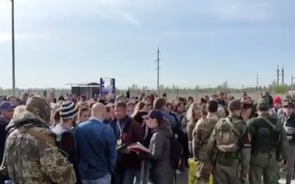 
Deportation of Mariupol Residents: Ukrainians Discover That They Are Going to Russia Only After Boarding the Buses (Video)
