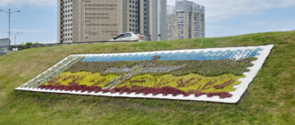 Біля метро Лівобережна відкрили квіткове панно із зображенням найвідомішої української марки