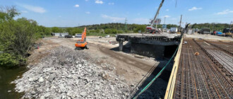 Движение по отстроенному мосту в Стоянке под Киевом откроют в конце мая