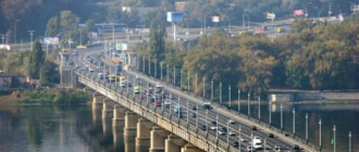 В Киеве возобновлено движение автотранспорта по двум мостам