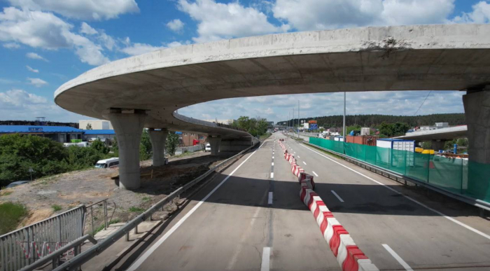 В Стоянке открыли движение по отстроенному мосту для всех видов транспорта.