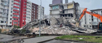 В Буче демонтировали обстрелянный РФ жилой дом