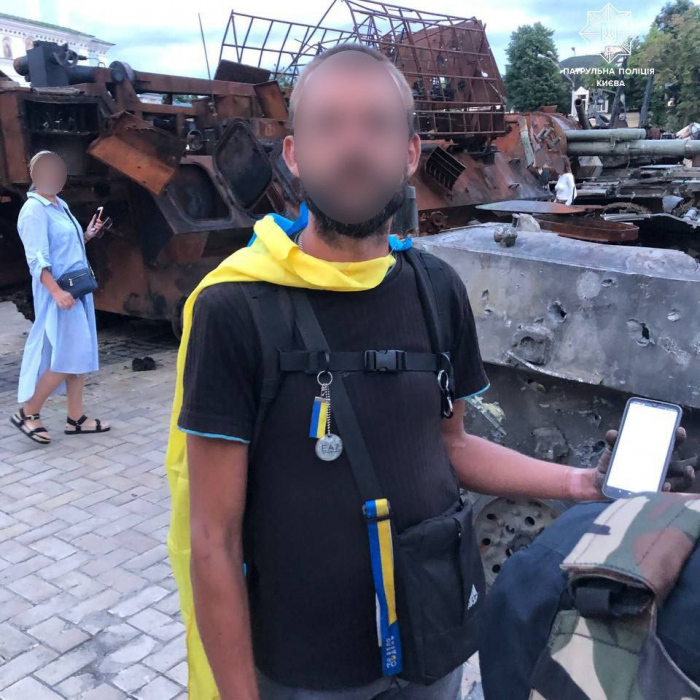 В Киеве мужчины срезали медные кабели с военной техники РФ