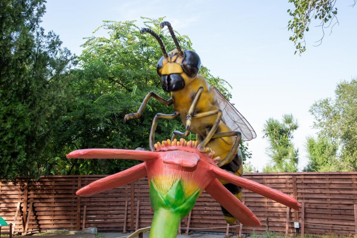 На ВДНГ открылся парк с гигинтскими насекомыми.