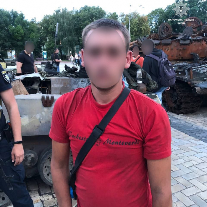 В Киеве мужчины срезали медные кабели с военной техники РФ