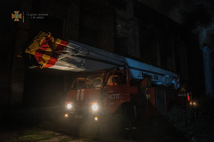 В Киеве ночью загорелся масштабный пожар.