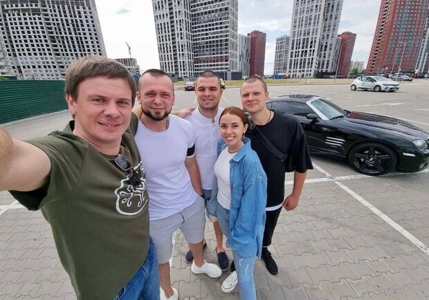 Телеведущий Дмитрий Комаров продал свой редкий автомобиль, чтобы помочь ВСУ. 