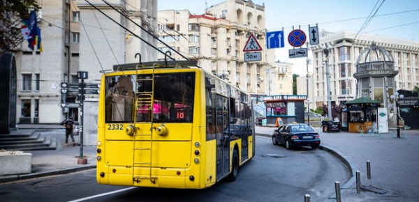 
В Киеве наземный общественный транспорт начнут останавливать на время воздушной тревоги 