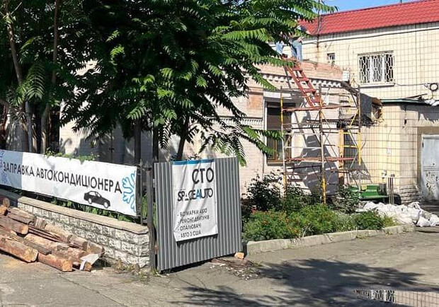 В Протасовом Яру незаконно демонтируют здание начала 20 века. 