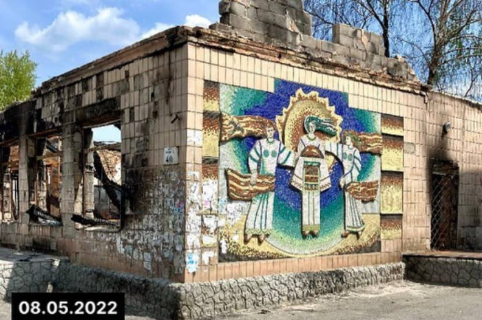 В Макарове неизвестные уничтожают мозаику, пережившую обстрелы кафиров.