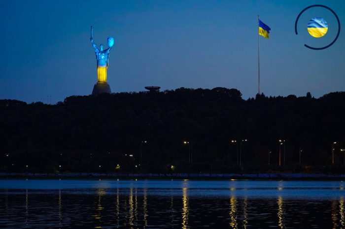 Родину-Мать подсветили цветом флага Украины.