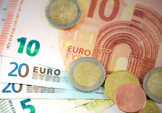 Курс валют в Украине 20 августа 2022: сколько стоит доллар и евро. 