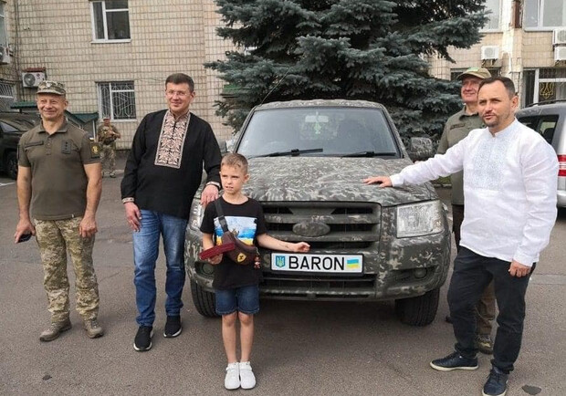 Мальчик из Броваров заработал деньги и отдал их на автомобили для ВСУ. 