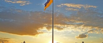 Самый большой флаг Украины в Киеве на склонах Днепра поменяют ко Дню государственного флага