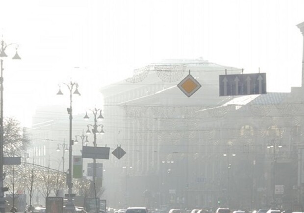 Второй день подряд в Киеве наблюдается мгла: причина возникновения. 