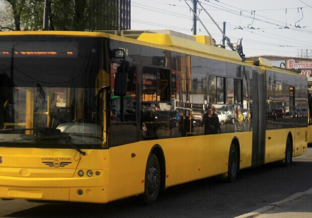 На проспекте Победы в Киеве восстановили контактную троллейбусную сеть. 