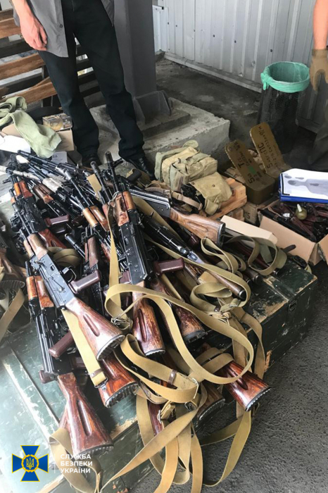 В Киеве благополучия незаконно хранили оружие и боеприпасы.