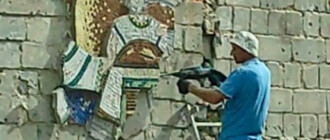 В Макарове неизвестные уничтожают мозаику, пережившую обстрелы оккупантов