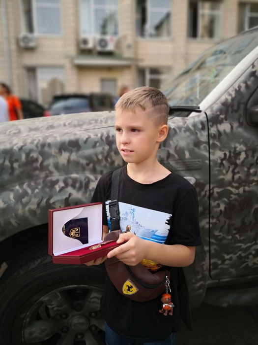 Мальчик из Броваров заработал деньги и отдал их на автомобили для ВСУ.