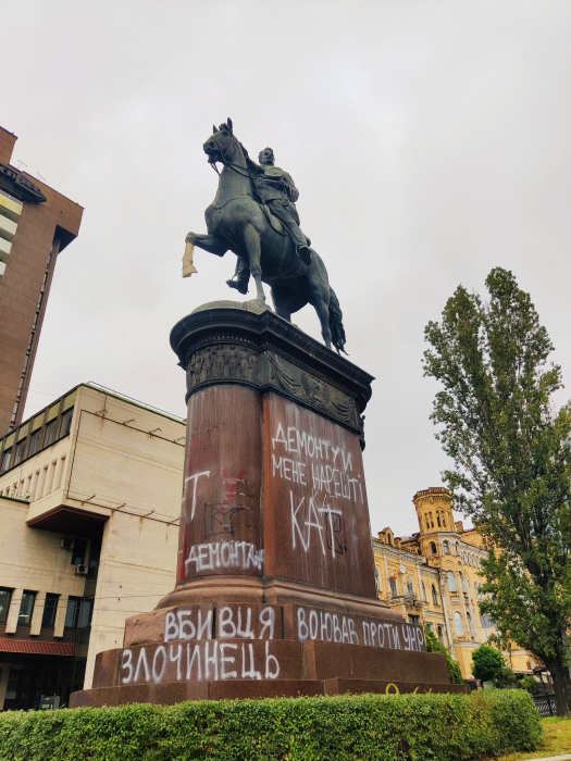 В Киеве активисты разукрасили памятник Щорсу и просят демонтировать его.